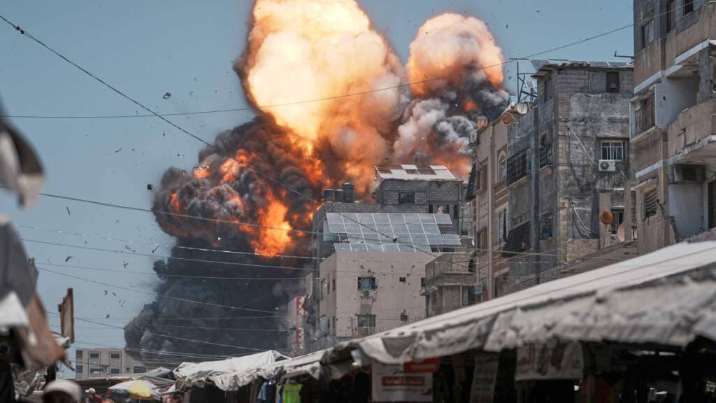 dpatopbilder - Dichter Rauch und Flammen steigen auf nach einem israelischen Luftangriff in Gaza-Stadt. Foto: Jehad Alshrafi/AP/dpa
