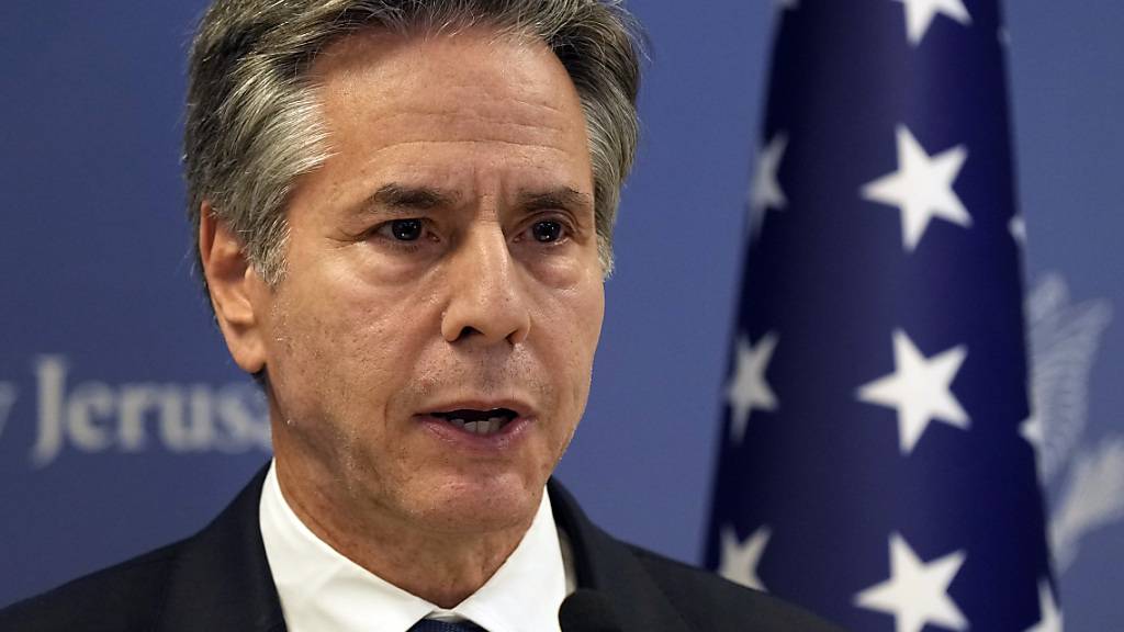 Antony Blinken, Außenminister der USA, spricht in Tel Aviv nach einem nächtlichen Treffen mit dem israelischen Ministerpräsidenten Netanjahu. Foto: Jacquelyn Martin/AP Pool/dpa