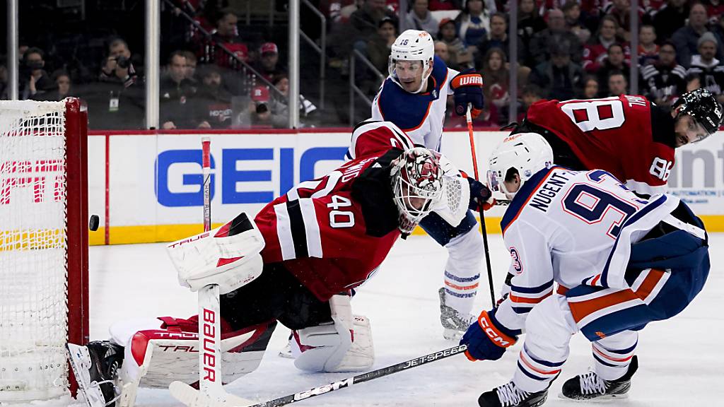 Der Emmentaler Akira Schmid zwischen den Pfosten der New Jeryes Devils wird gegen Edmonton in den ersten fünfeinhalb Minuten zweimal bezwungen, hier durch Ryan Nugent-Hopkins