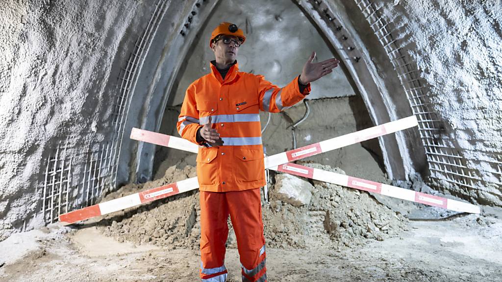 Marc Weber-Lenkel, Gesamtprojektleiter des Bahnhofausbaus Stadelhofen, führte am Dienstagmorgen durch die Baustelle des Erkundungsstollen.