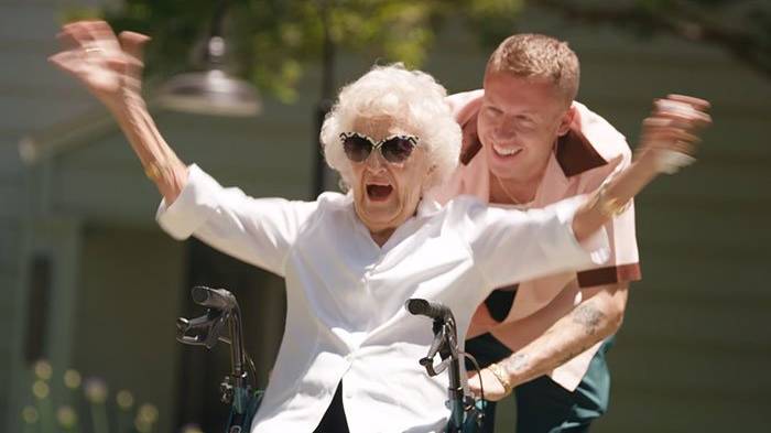 Macklemore feiert seine 100-jährige Oma