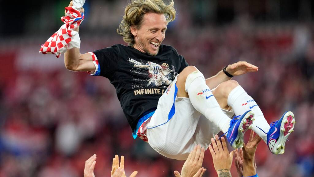 Kroatiens Captain Luka Modric wird nach seinem 200. Länderspiel von seinen Mitspielern gefeiert