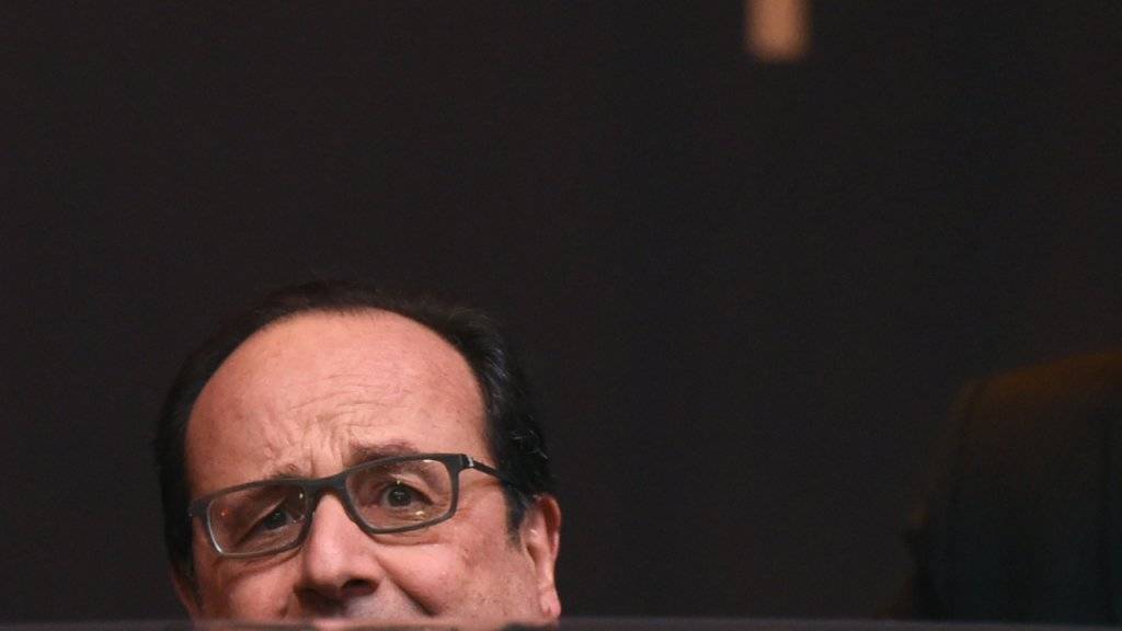 Frankreichs Präsident François Hollande beim Einsteigen in ein Auto in Brüssel am EU-Gipfel von vergangener Woche