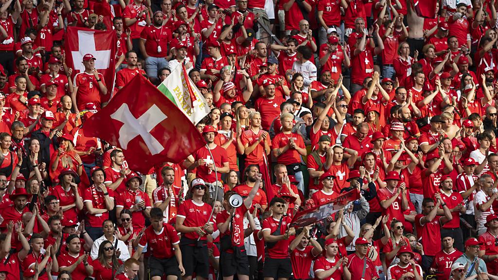 Schweizer Fussball-Fans können das Nationalteam am späten Sonntagnachmittag in der Nähe des Zürcher Hauptbahnhofs empfangen