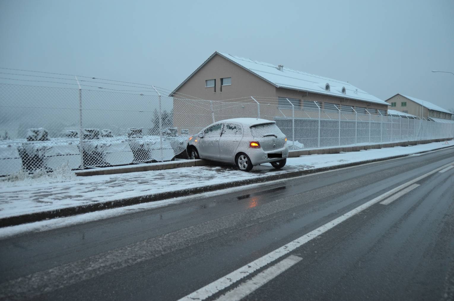 In Herisau geriet ein Autolenker auf der schneebedeckten Strasse ins Rutschen und prallte in einen Zaun
