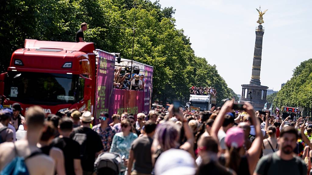 Personen feiern auf der «Rave the Planet»-Technoparade auf der Straße des 17 Juni vor der Siegessäule. Die Parade, die unter anderem von Techno-Pionier Dr. Motte organisiert wird und als Nachfolgerin der Berliner Love Parade gilt, zieht zum zweiten Mal durch Berlin. Foto: Fabian Sommer/dpa