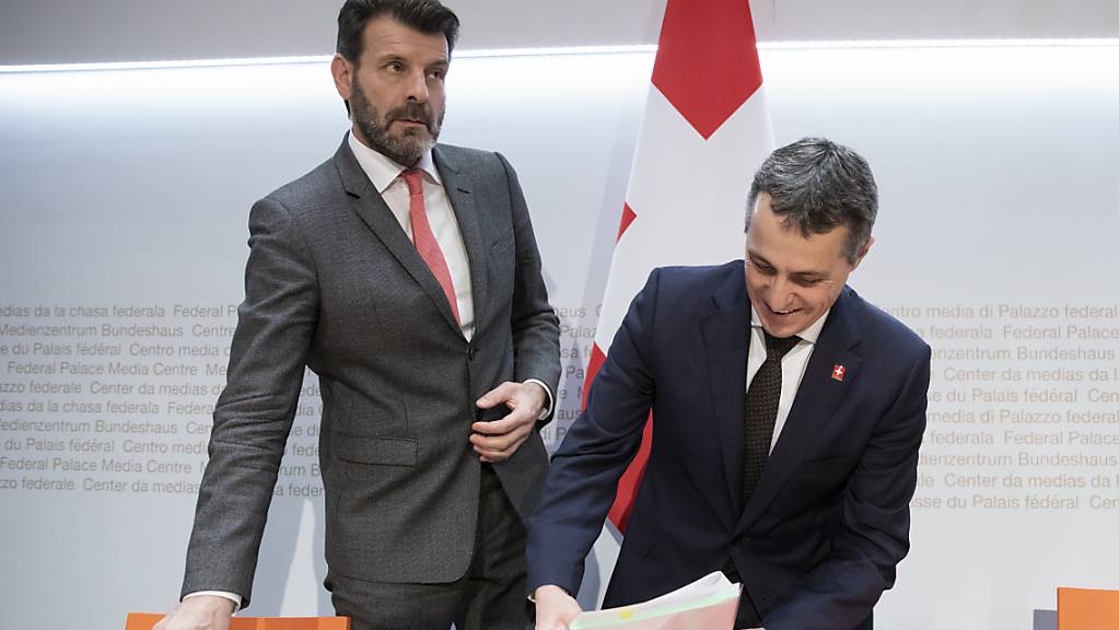 Aussenminister Ignazio Cassis (rechts) trennt sich von seinem Staatssekretär Roberto Balzaretti. Dieser hatte das EU-Rahmenabkommen ausgehandelt, das von vielen Seiten unter Beschuss geraten ist. (Archivbild)