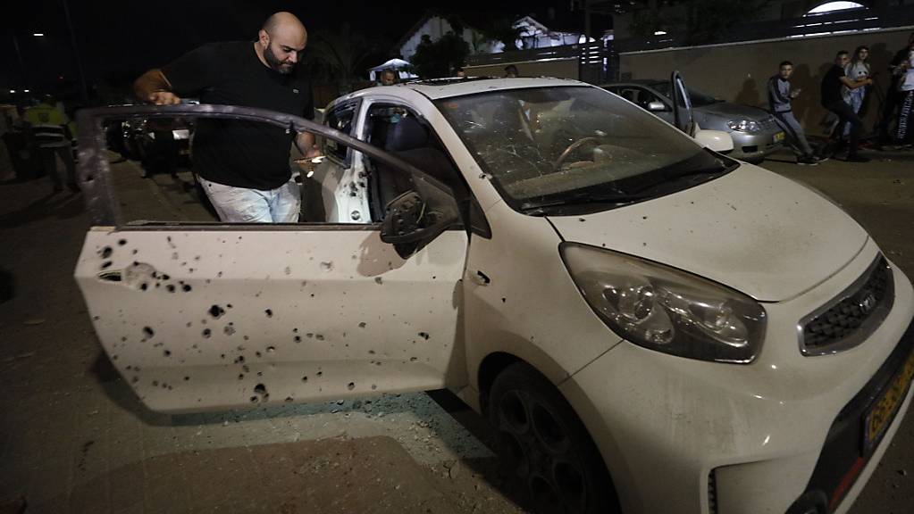 Splitter von einer aus dem Gazastreifen abgefeuerten Rakete beschädigten in der israelischen Stadt Sderot unter anderem ein Auto.