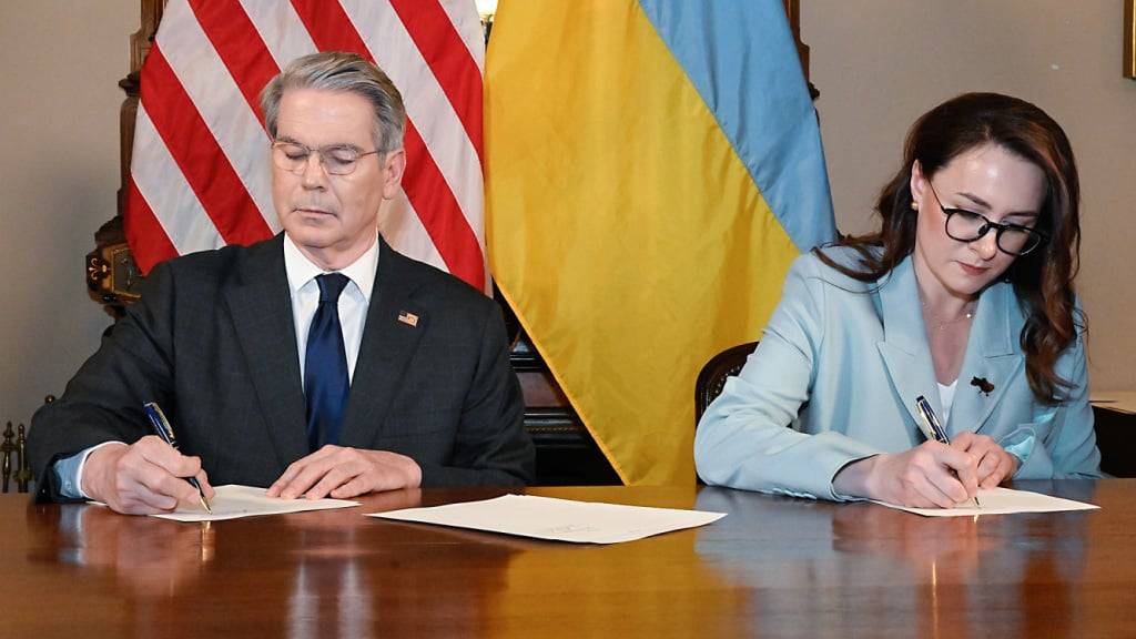 HANDOUT - US-Finanzminister Scott Bessent und die ukrainische Vizeregierungschefin Julia Swyrydenko unterzeichnen das Vertragswerk zur Einrichtung eines Wiederaufbaufonds in Washington. Foto: -/US Treasury Departement/dpa - ACHTUNG: Nur zur redaktionellen Verwendung und nur mit vollständiger Nennung des vorstehenden Credits