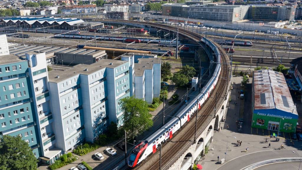 Die Badmintonhalle (rechts) beim Viadukt im Kreis 5 ist gefährdet. Das Stadtzürcher Parlament will nun verhindern, dass sie für eine Velobrücke geopfert wird. (Archivbild)