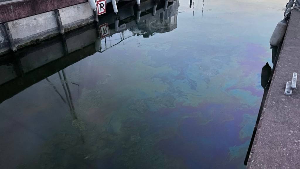 Im Hafen von Murten lag eine dünne Dieselschicht auf der Wasseroberfläche.