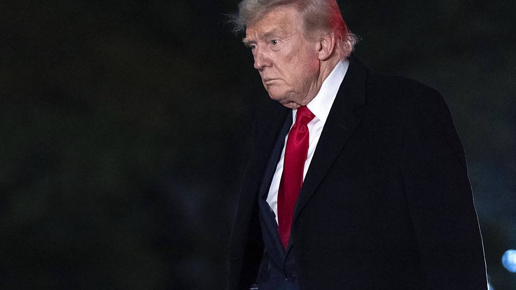 US-Präsident Donald Trump geht auf dem Südrasen des Weißen Hauses. Foto: Jose Luis Magana/AP/dpa