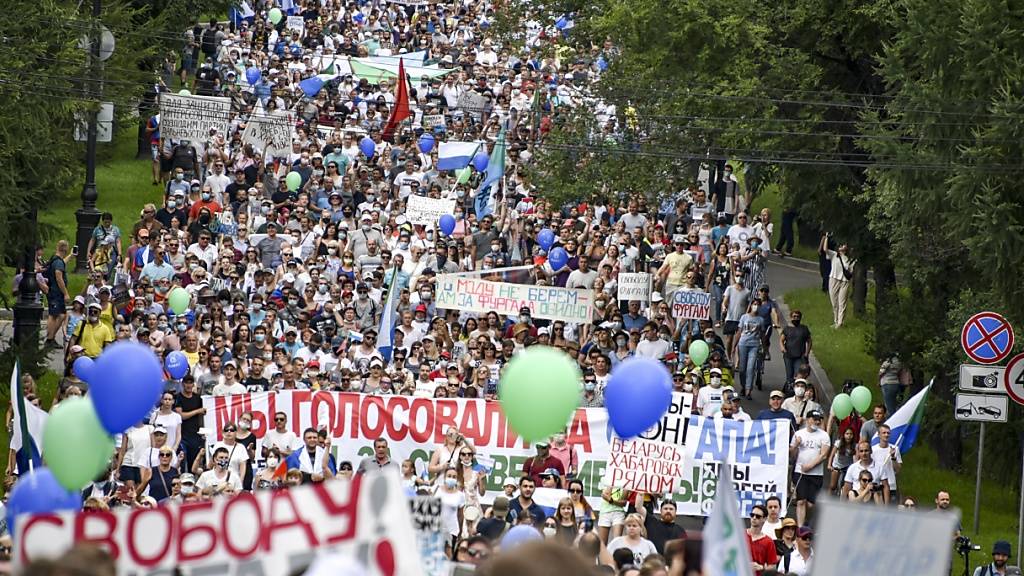 Zehntausende Menschen haben am dritten Samstag in Folge im äussersten Osten Russlands für den inhaftierten Ex-Gouverneur von Chabarowsk demonstriert. Die Proteste richteten sich auch gegen Kremlchef Wladimir Putin.