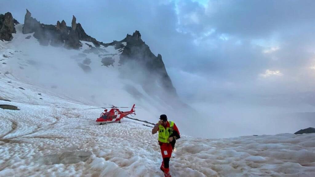 Einen 20-Meter-Sturz am Gross Furkahorn hat eine Bergsteigerin am Samstag überlebt. Die Rega brachte sie ins Spital.