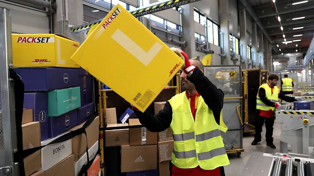 Die Deutsche Post hat während der Coronakrise im Bereich E-Commerce stark zugelegt - im Bild ein Verteilzentrum der Deutsche Post DHL in Bochum. (Archiv)