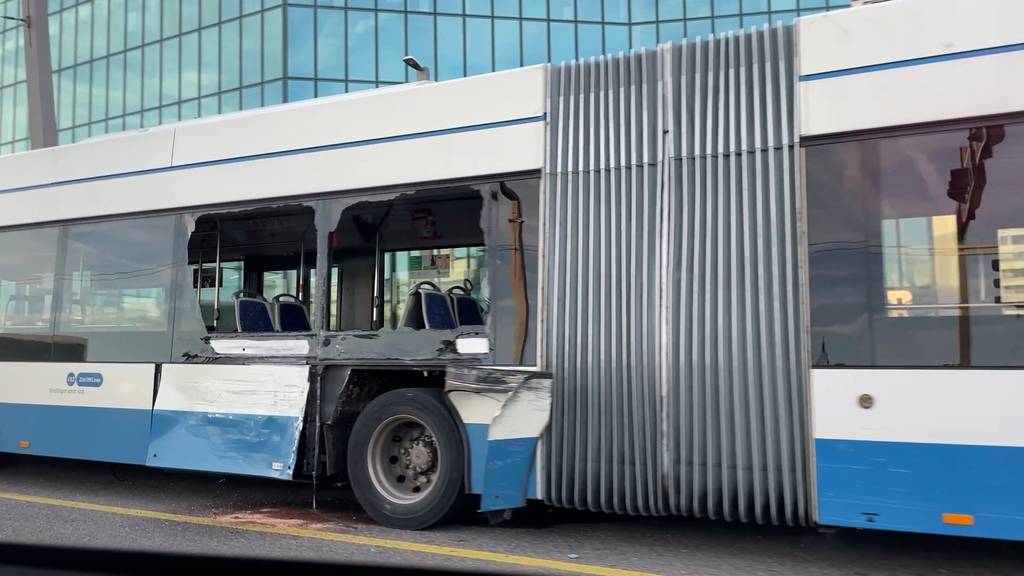 Reisecar rammt VBZ-Bus: Enormer Sachschaden