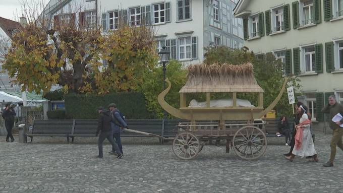 Milo Rau fordert von St.Gallen Rückgabe der Mumie Schepenese