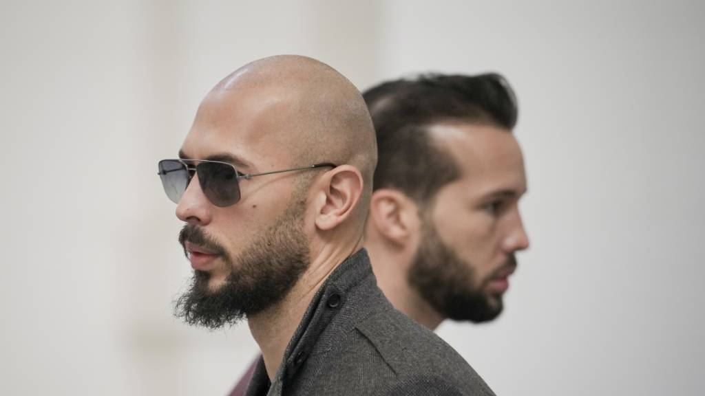 ARCHIV - Andrew Tate (l) und sein Bruder Tristan warten im Gebäude des Berufungsgerichts. Foto: Vadim Ghirda/AP/dpa/Archivbild
