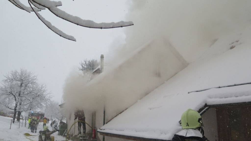 Beim Brand eines abgelegenen Bauernhauses in Eptingen BL ist eine Person verletzt worden.