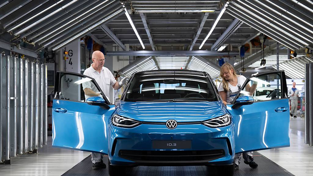 Volkswagen hat zwar im August 2023 gegenüber dem schwachen Vorjahresmonat mehr verkauft. Der Konzern verliert aber weiter an Schwung, auch weil die Verkäufe in China stocken.(Archivbild)