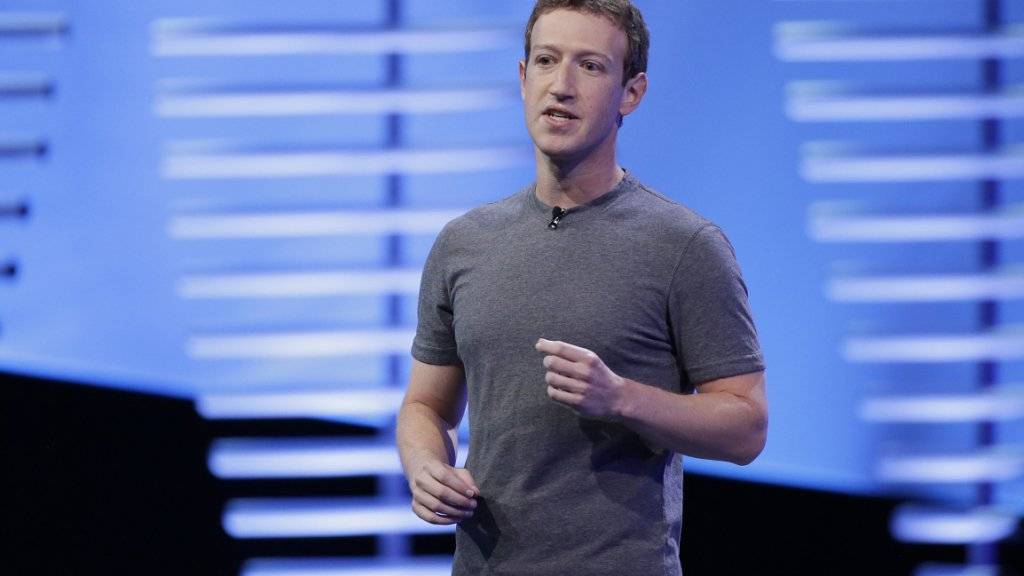 Facebook CEO Mark Zuckerberg trainierte nur kurz auf einen Triathlon hin - dann fiel er vom Velo und brach sich den Arm. (Archivbild)
