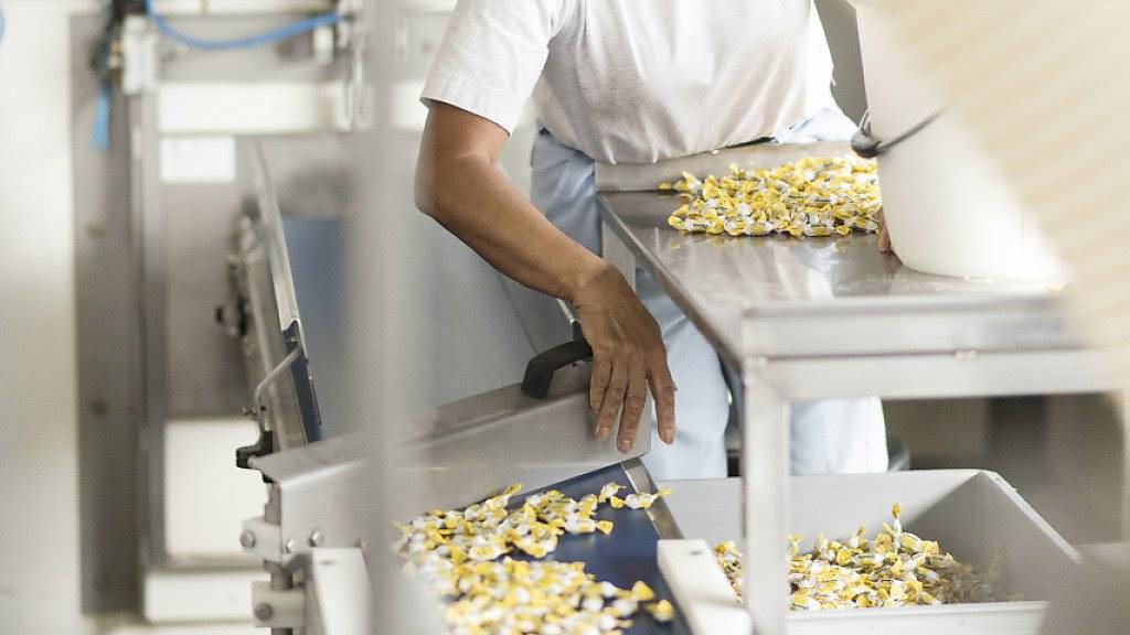 Eine Mitarbeiterin sortiert in der Ricola-Fabrik in Laufen die «Däfeli» des Baselbieter Süsswaren-Produzenten (Archivbild).