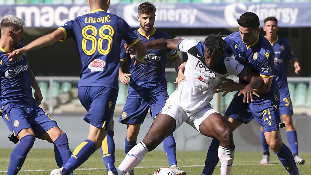 Für einmal kann sich Atalanta Bergamo nicht durchsetzen: Stürmer Duvan Zapata im Duell mit der Defensive von Hellas Verona.