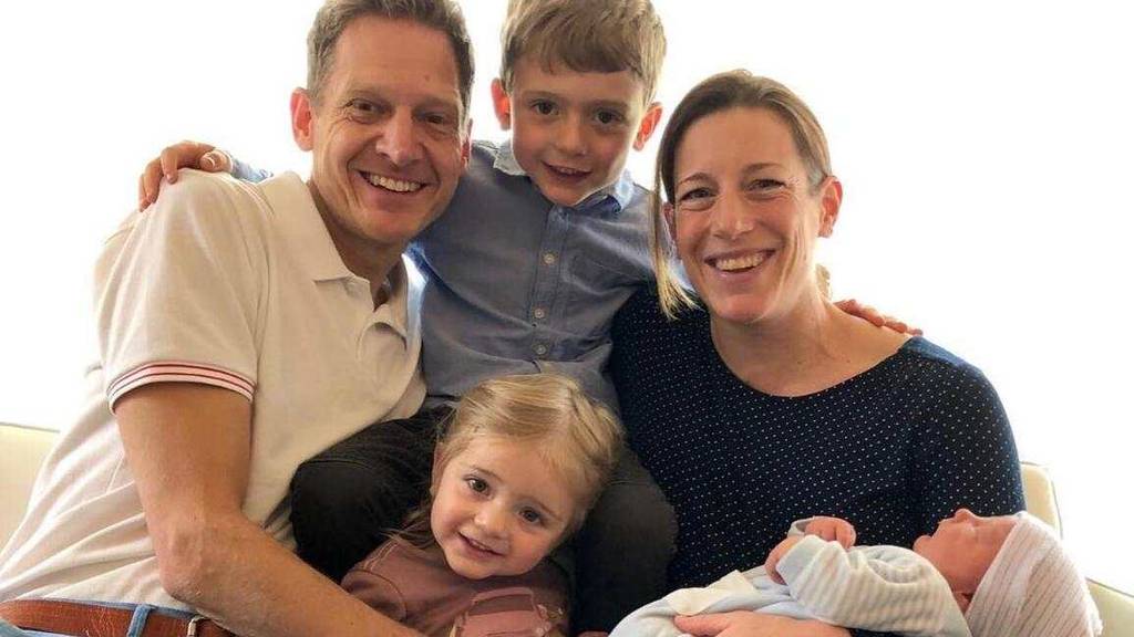 Nicola Spirig mit Ehemann Reto Hug, Söhnchen Yannis, Töchterchen Malea (unten), und Alexis, der im letzten April zur Welt kam.
