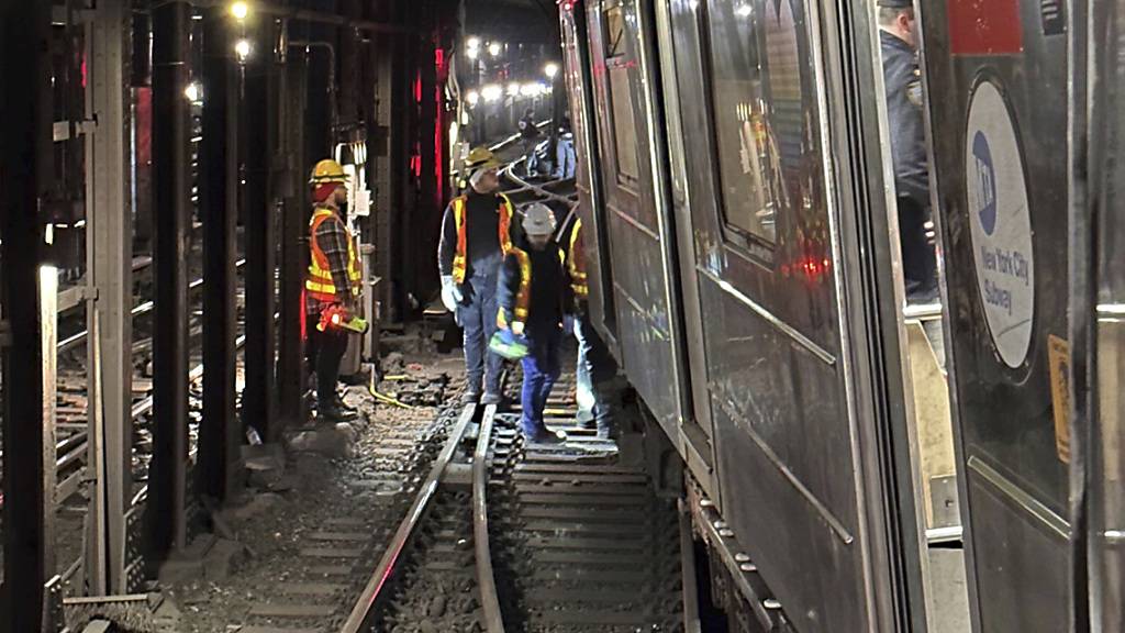 HANDOUT - Dieses vom NYC Emergency Management zur Verfügung gestellte Foto zeigt einen entgleisten New Yorker U-Bahnwagen. Bei einem Zusammenstoß zweier U-Bahnen in New York sind mindestens 24 Menschen verletzt worden. Foto: Uncredited/NYC Emergency Management/AP/dpa - ACHTUNG: Nur zur redaktionellen Verwendung und nur mit vollständiger Nennung des vorstehenden Credits
