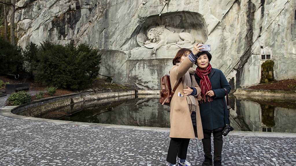Sie fehlen in den Schweizer Geschäften derzeit: Asiatische Touristen in Luzern (im Februar 2020).