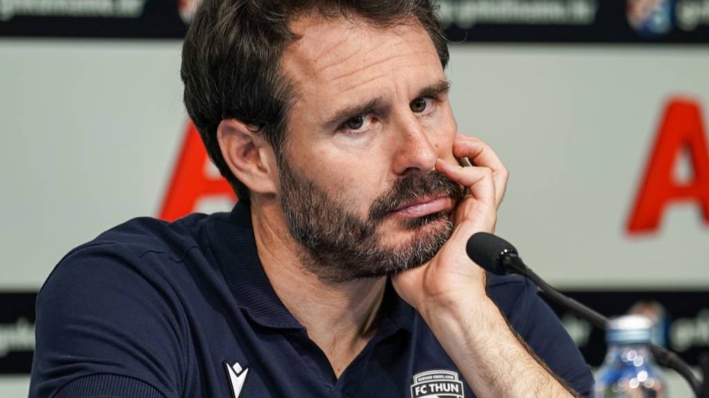 Thuns Trainer Gian-Luca Privitelli steht die Enttäuschung nach dem 2:3 nach Verlängerung in Zagreb ins Gesicht geschrieben
