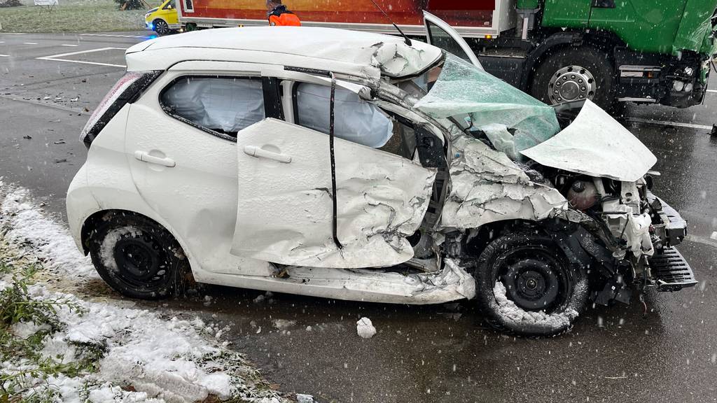 Auto knallt in Lastwagen – Frau (20) verletzt