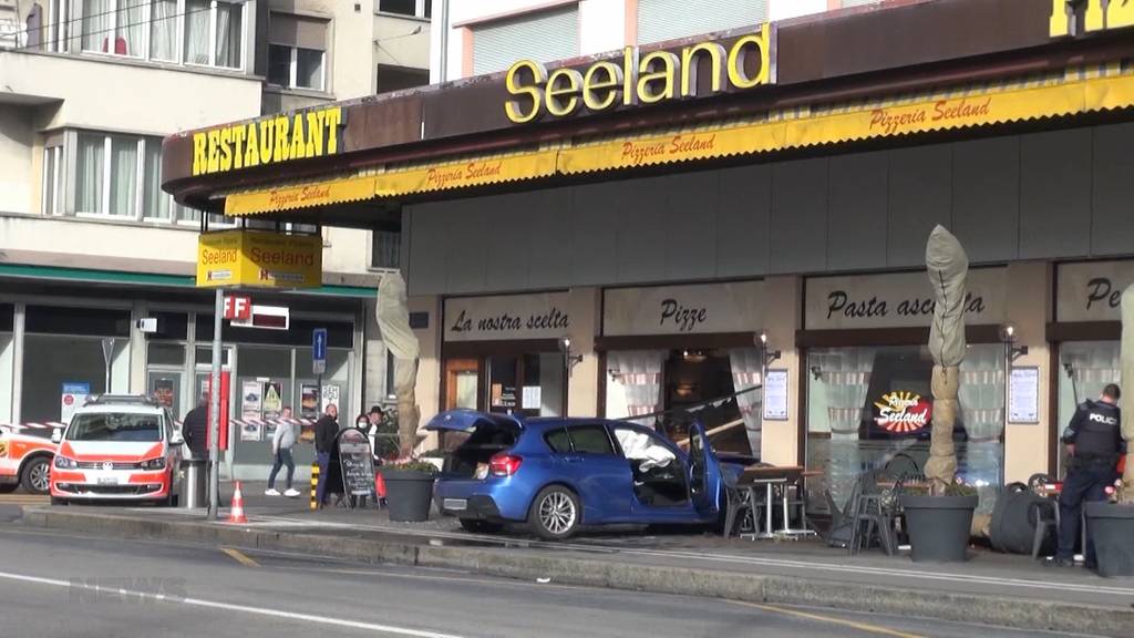 Zwei Schwerverletze: Lernfahrende rast in Restaurant in Biel