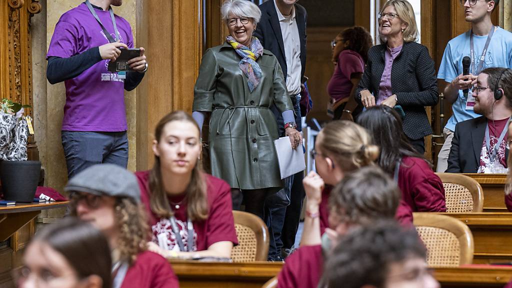 Justizministerin und Bundesrätin Elisabeth Baume-Schneider (obere Bildmitte, mit dem silbernen Haar) lobte am Samstag an der Jugendsession im Bundeshaus in Bern das Engagement der Jugendlichen als starkes Zeichen einer gesunden Demokratie.