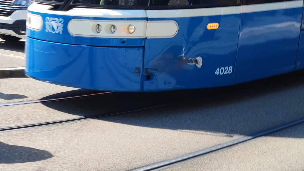 Kollision zwischen Tram und Auto beim Bahnhof Wiedikon