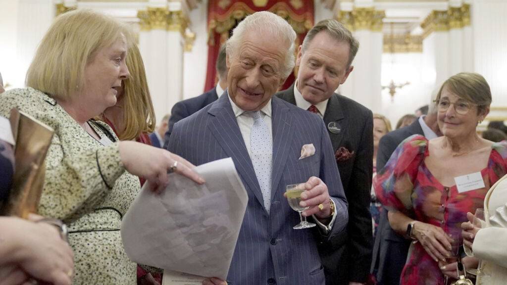König Charles III. empfängt Gäste im Buckingham-Palast bei einem Empfang für gemeinschaftliche Initiativen im Kampf gegen Krebs, London, 30. April 2025.