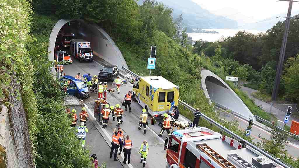 Der Unfall ereignete sich auf der Autobahn A3 am Walensee zwischen Walenstadt und Murg vor einer Tunneleinfahrt.