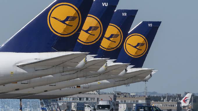 Lufthansa kündigt Umbau an - Milliardenverlust im ersten Quartal