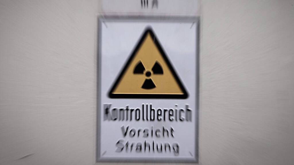 Ein Hinweisschild ist im Aussenbereich des abgeschalteten Kernkraftwerks Brokdorf zu sehen.
