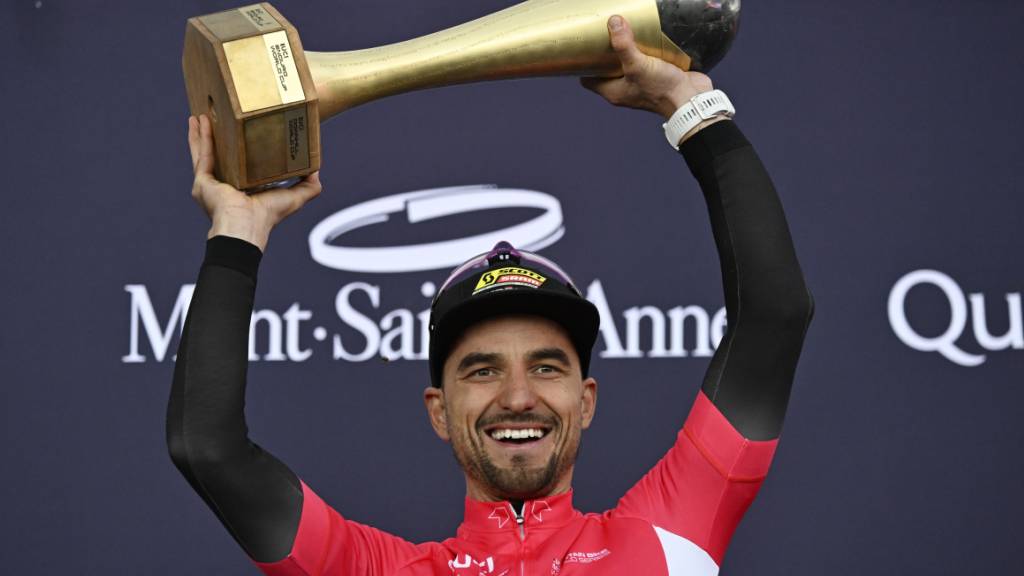 Nino Schurter zeigt in in Kanada die Trophäe für seinen neunten Triumph im Gesamtweltcup