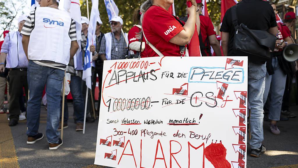 Tausende gehen in Bern für höhere Löhne auf die Strasse