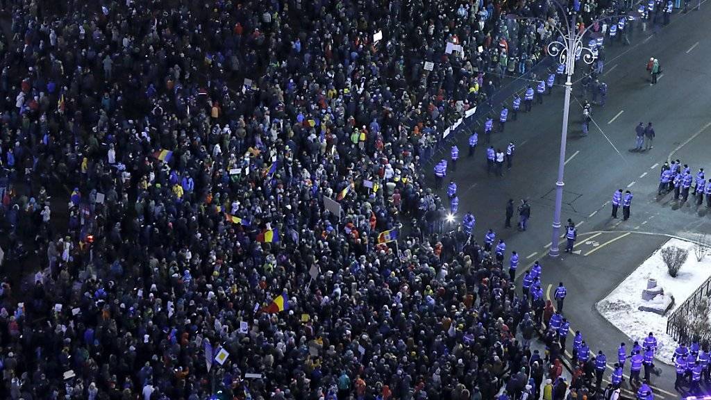 Tausende Demonstranten im Regierungsviertel in Bukarest