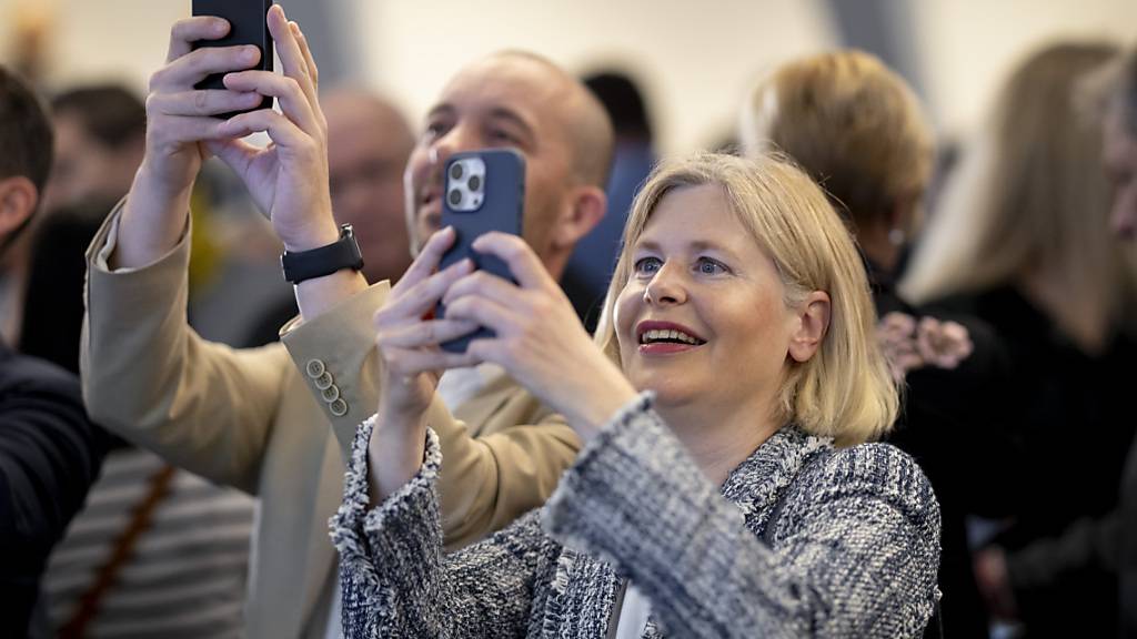 Die wiedergewählte Ständerätin Esther Friedli (SVP) hält das Resultat mit ihrem Handy fest. (KEYSTONE/Christian Merz)