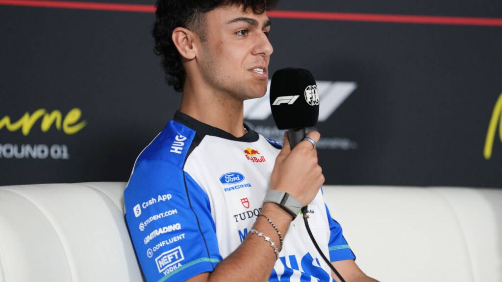 Formel-1-Neuling Arvid Lindblad gibt den Medien Auskunft