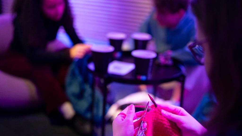 Strickbegeisterte haben am Wochenende in Zürich-Oerlikon ihre Leidenschaft fürs «Lisme» geteilt. Auch junge Menschen nahmen die Nadeln in die Hand.