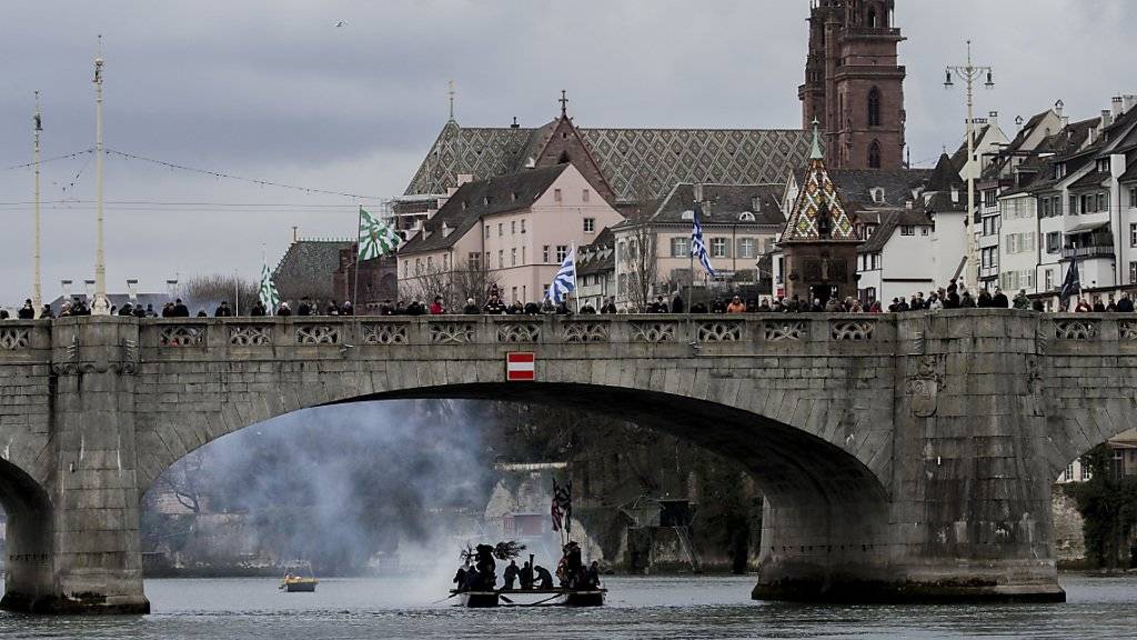 Im Rhein bei Basel verbreiten sich Schwarzmeergrundeln, welche die einheimischen Arten gefährden. Künftig ist es verboten, solche Fische aktiv zu verbreiten. Die Haltung im Aquarium wird bewilligungspflichtig.