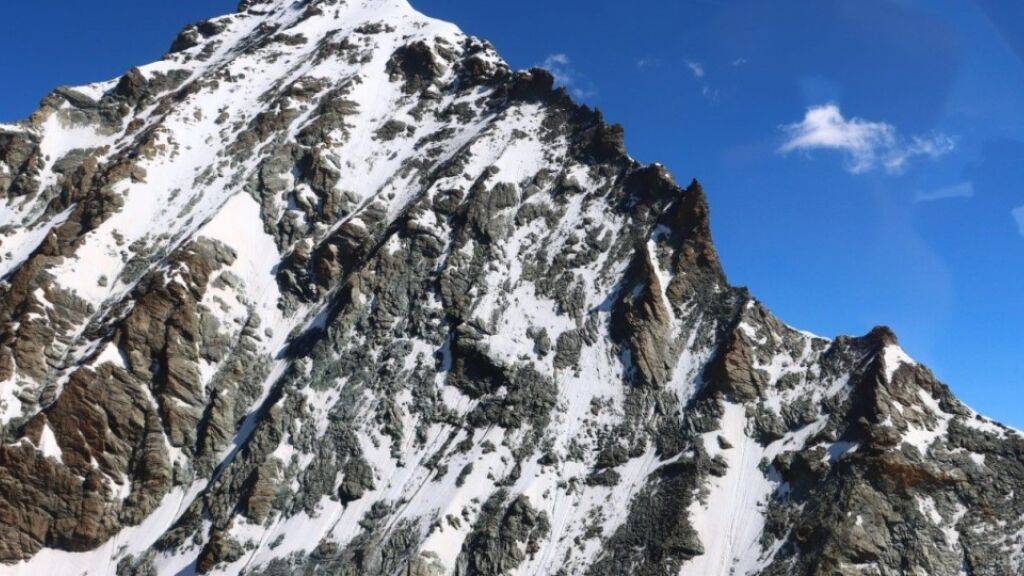 Eine 22-jährige Bergsteigerin aus den Niederlanden stürzte am Südgrat der Dent Blanche bei Evolène VS rund 350 Meter in die Tiefe.