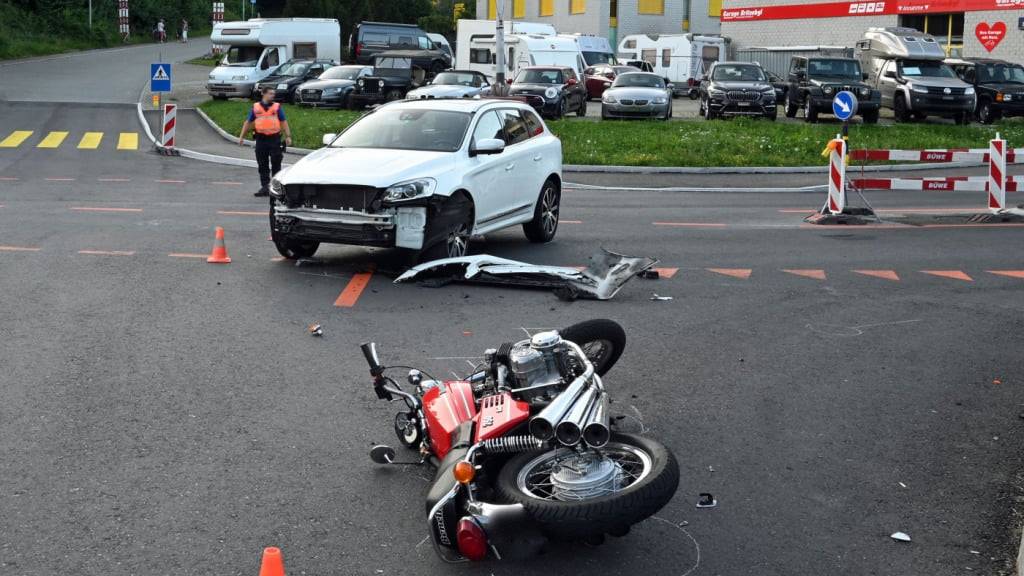 Bei einer Kollision zwischen einem Auto und einem Motorrad verletzte sich am Montag in Adligenswil LU eine Person erheblich.