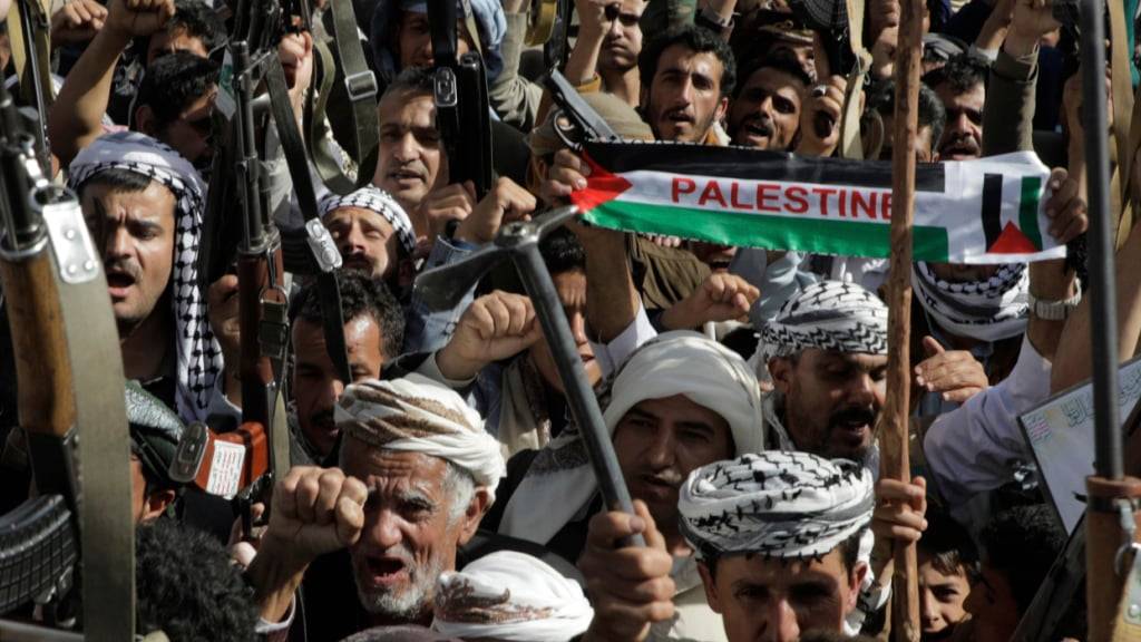 Huthi-Anhänger skandieren Slogans während einer wöchentlichen Anti-USA- und Anti-Israel-Kundgebung. Foto: Osamah Abdulrahman/AP/dpa/Symbolbild