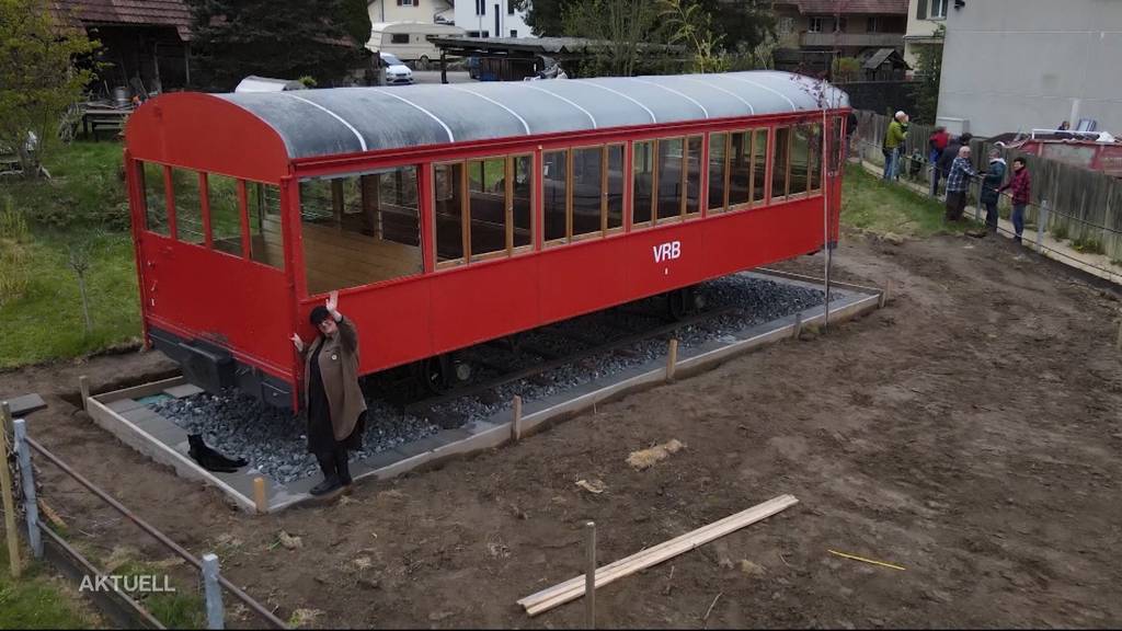 Aussergewöhnliche Gartendeko: Bei der Familie Russo steht eine alte Rigi-Bahn im Garten